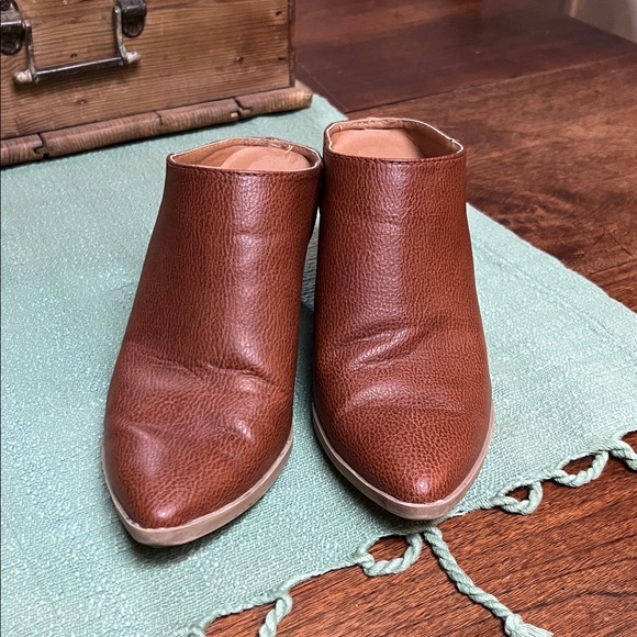 Universal Thread Block Heel Mules - Picture 2 of 6